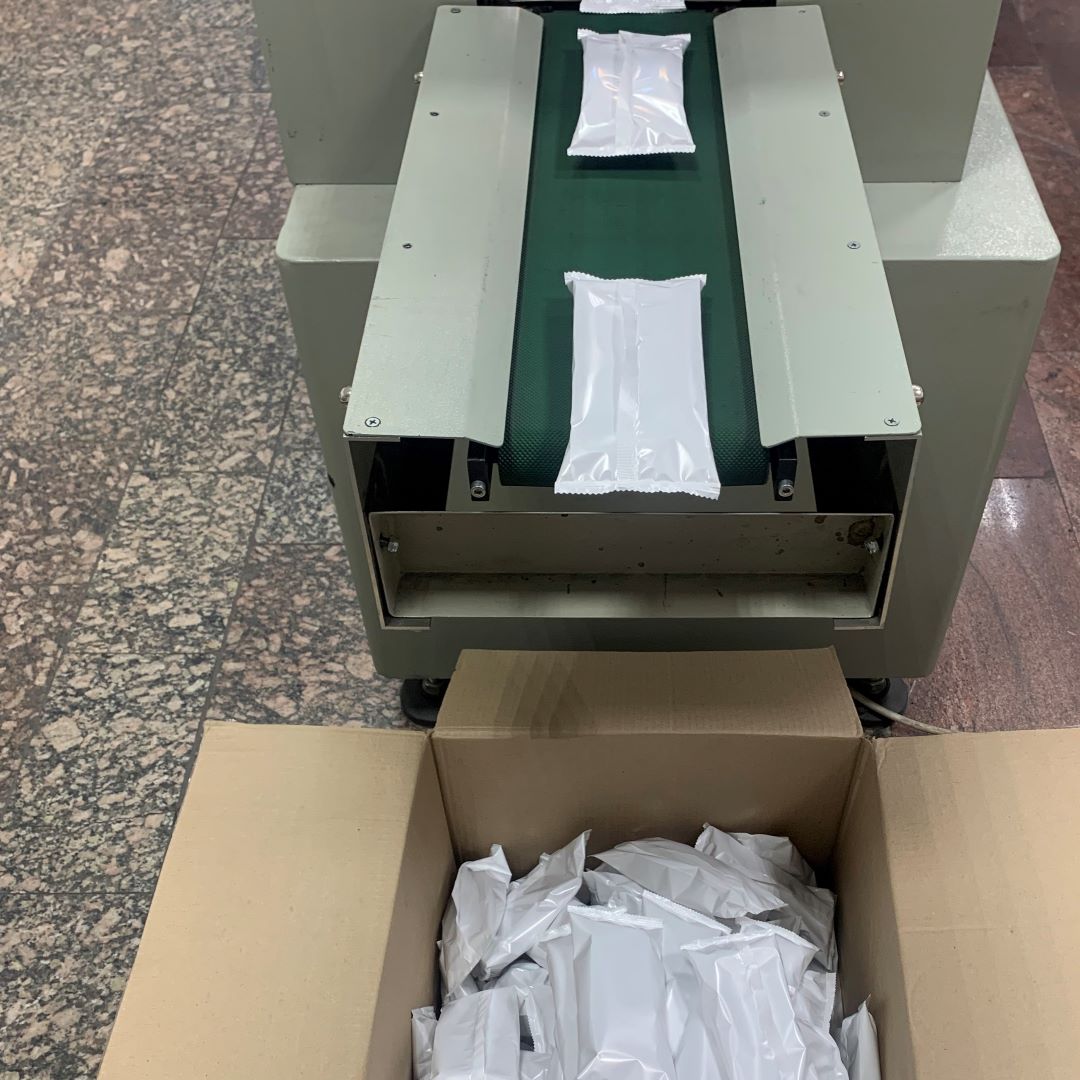 Упаковка элементов настольной игры в пакеты флоу пак на станке горизонтального формования. IMG_5510.jpg