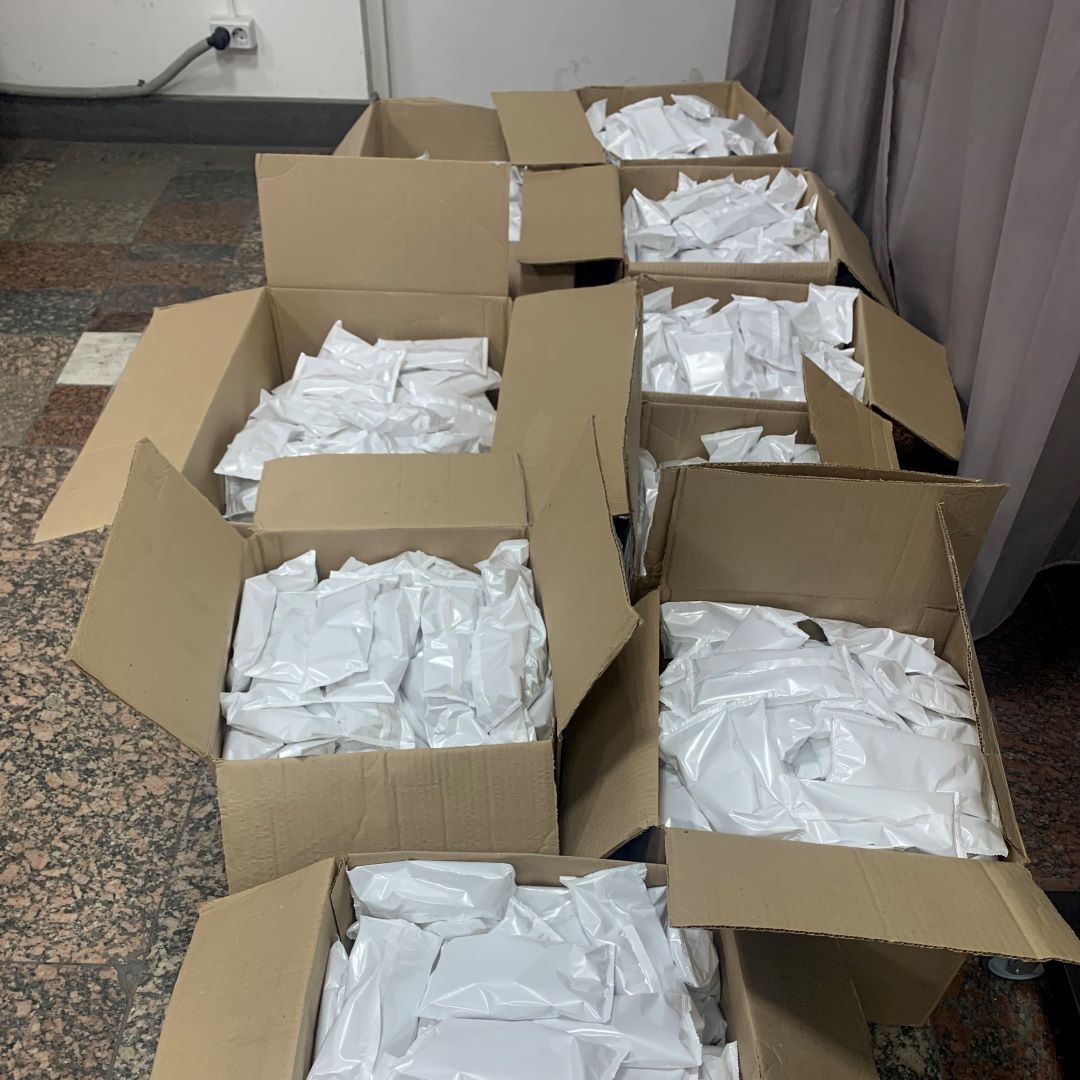 Транспортные коробки заполненные готовыми флоу пак упаковками перед запечатыванием, маркировки и паллетирования. IMG_5539 к.jpg